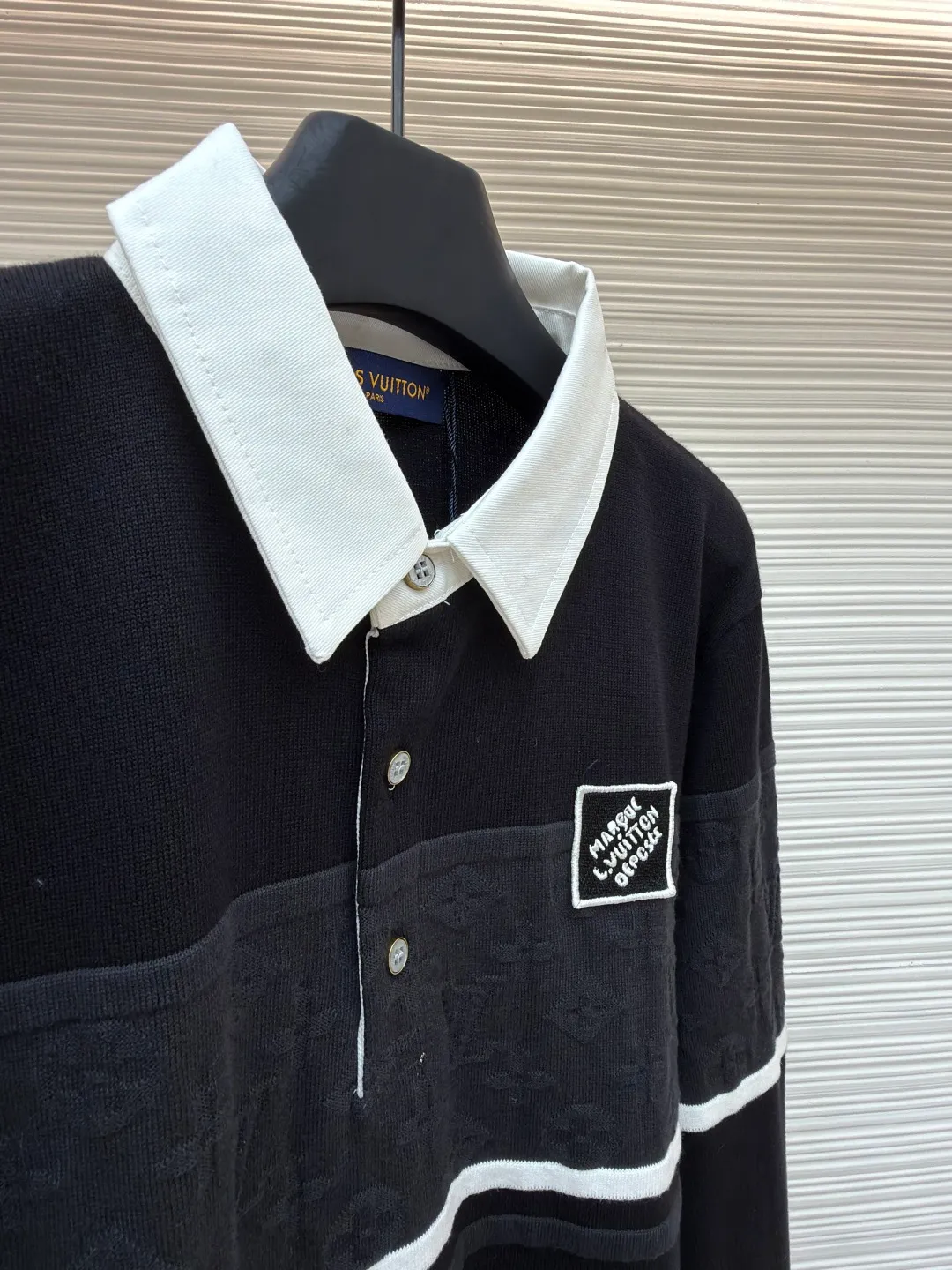 LOUIS VUITTON Jacquard long-sleeved polo shirt ●Original version: Purchased and developed for 13400 ●Item number: 1681522-B00 ●Fabric: combed cotton gauze fabric ●Technology: Jacquard production ●Color: black ●Version: Fitted version ●Weight: about 440 grams ●Size: S-M-L-XL ●Description: Soft and elastic to the touch, with excellent warmth retention and breathability. The classic lapel design fits the curve of the neck and is comfortable to wear. The knitted texture on the surface of the clothes is fine and even, showing a deep black tone, simple and elegant. The brand logo on the chest adopts precise embroidery technology, with delicate details and strong three-dimensional effect. Tailored fit to fit your body shape, showing an elegant and capable style. The ribbed design on the cuffs and hem not only increases wearing comfort, but also effectively prevents cold wind from intruding. Every stitch and thread is strictly controlled to ensure the durability and sophistication of the polo shirt. Whether it is a daily outing or a casual party, this Polo shirt can be easily worn and is an indispensable fashion item in the wardrobe. The overall wiring is straight and delicate, the fabric is comfortable and soft, and the color is consistent without color difference. It can be matched with the same style to create a fashionable look and control various occasions. Customized accessories, complete with three standards, same style for men and women!